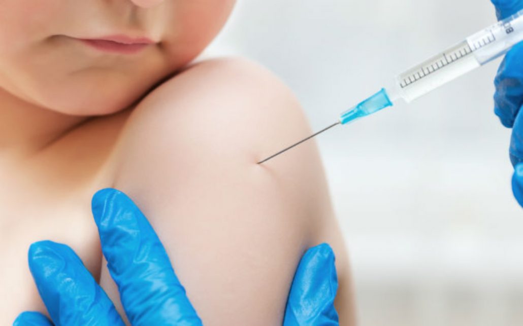 tiêm vaccine bạch hầu